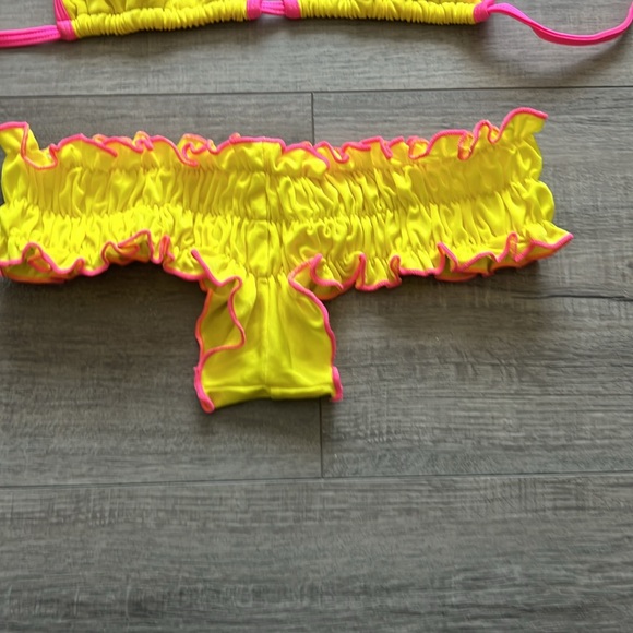 Bikinis - Picture 2 of 7